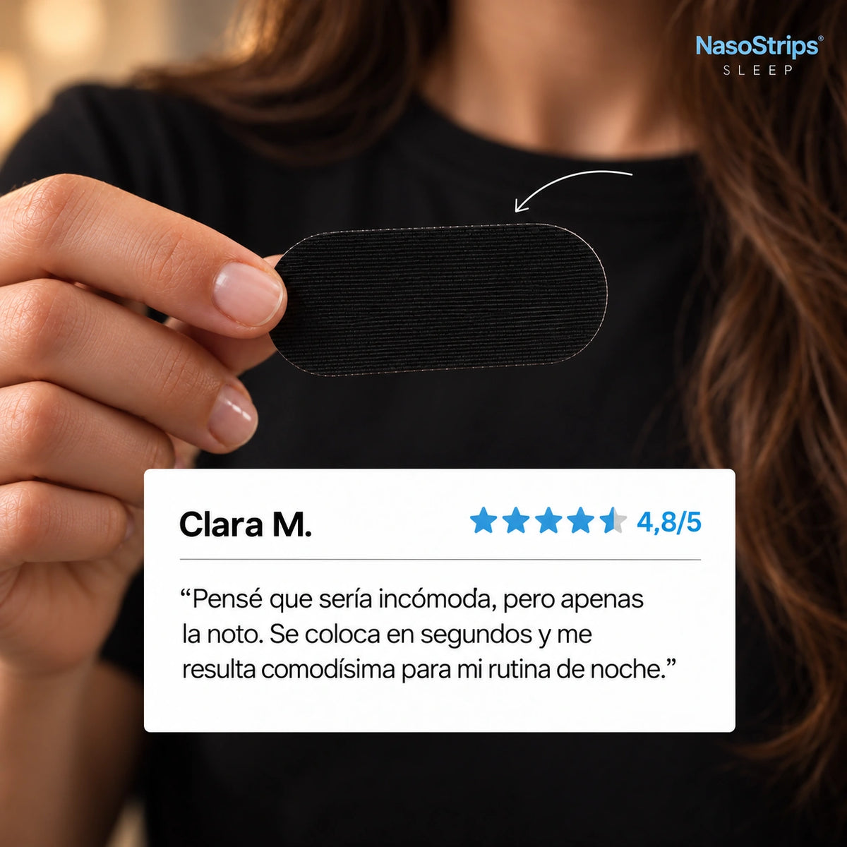 Imagen proporcionada por NasoStrips con la opinión de Clara M.: «Pensé que sería incómoda, pero apenas la noto. Se coloca en segundos y me resulta comodísima para mi rutina de noche». Valoración mostrada: 4,8/5.