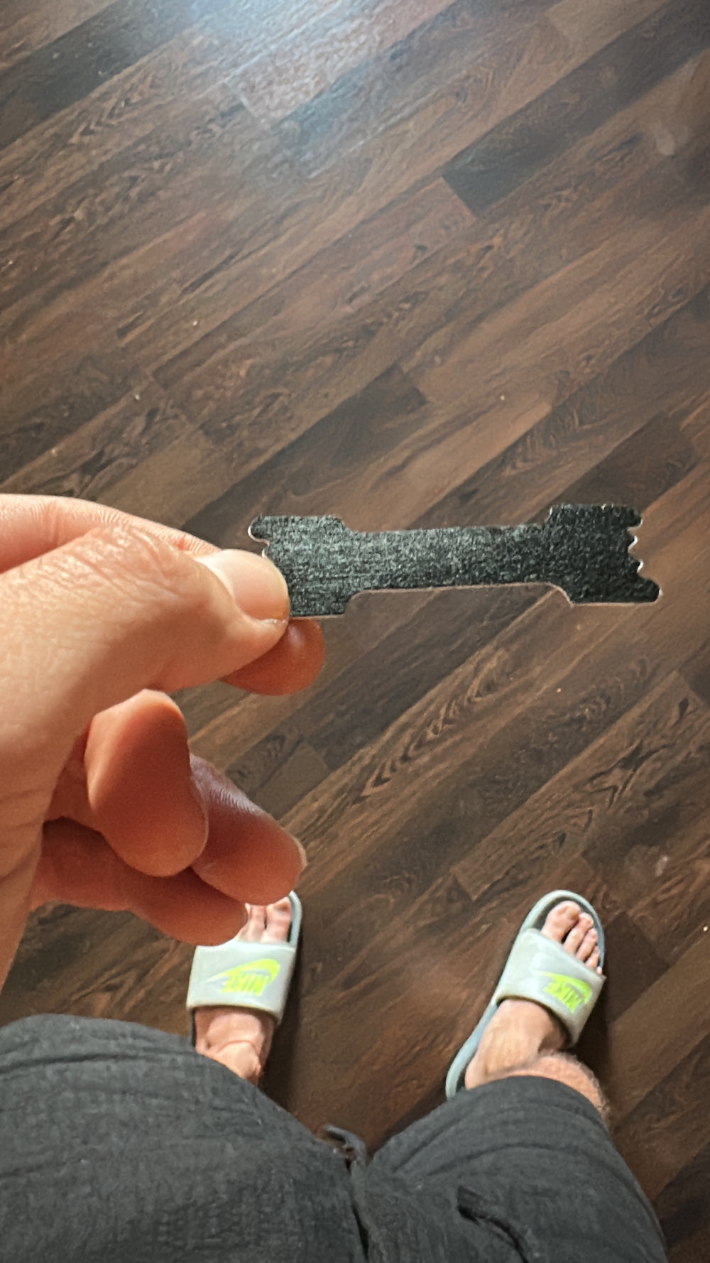 Detalle de una tira nasal negra sostenida entre los dedos