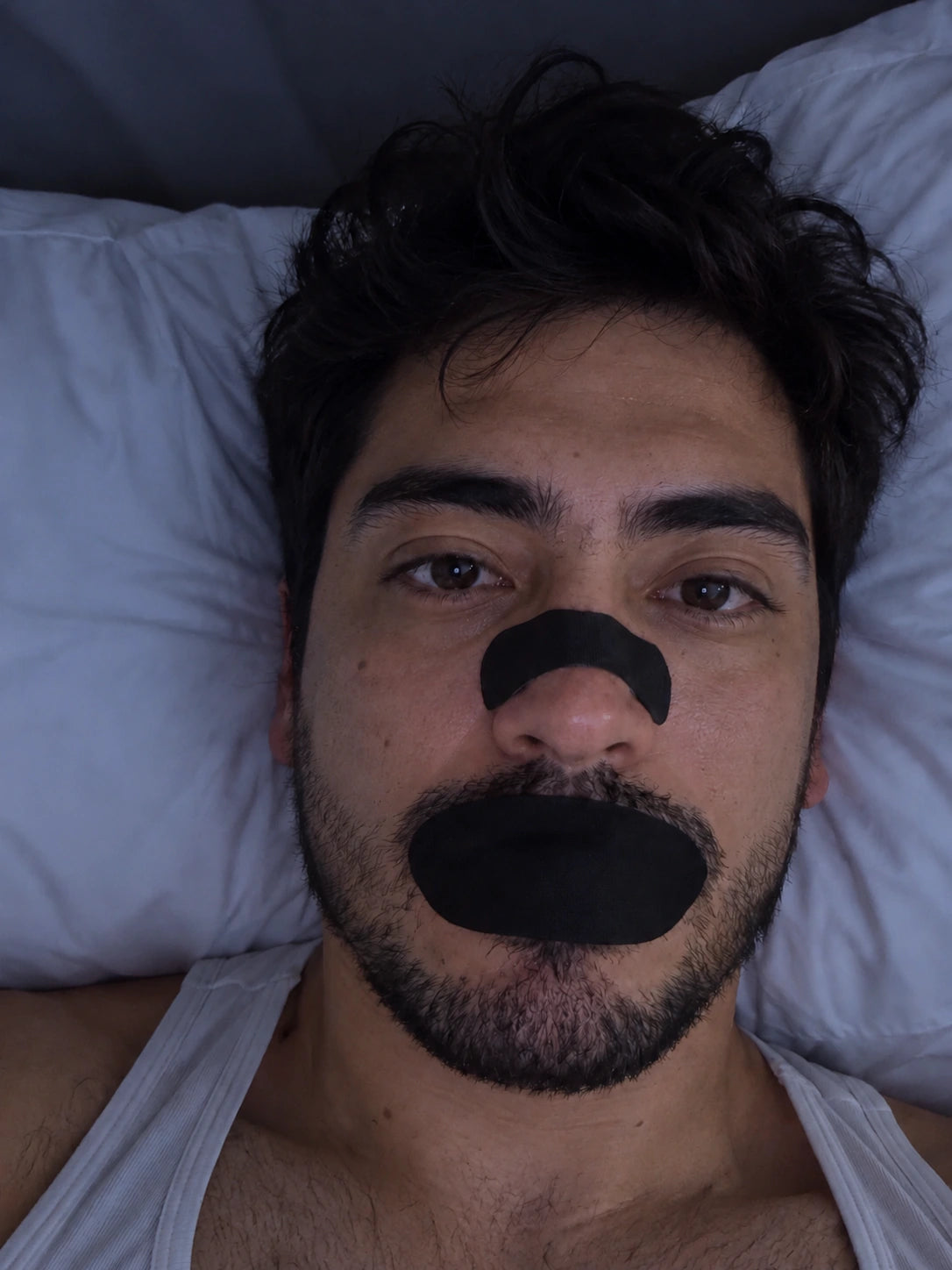 Persona acostada con una tira nasal y una tira bucal NasoStrips