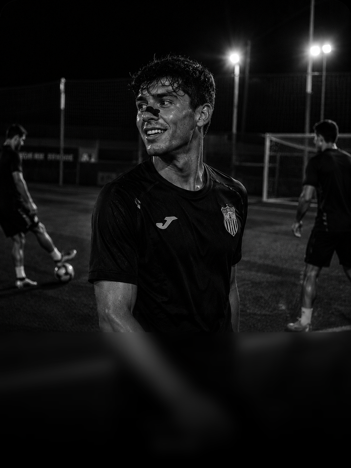 Futbolista NasoStrips entrenando de noche